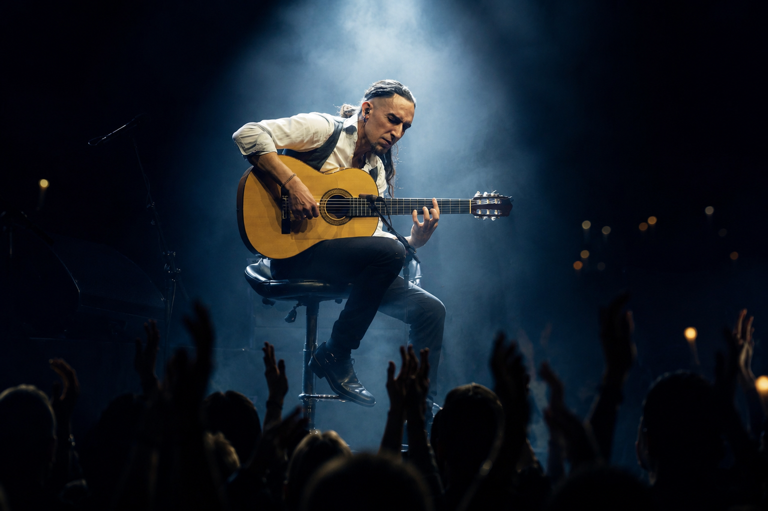 Vasco Hernández interpretando guitarra flamenca en concierto ante el público